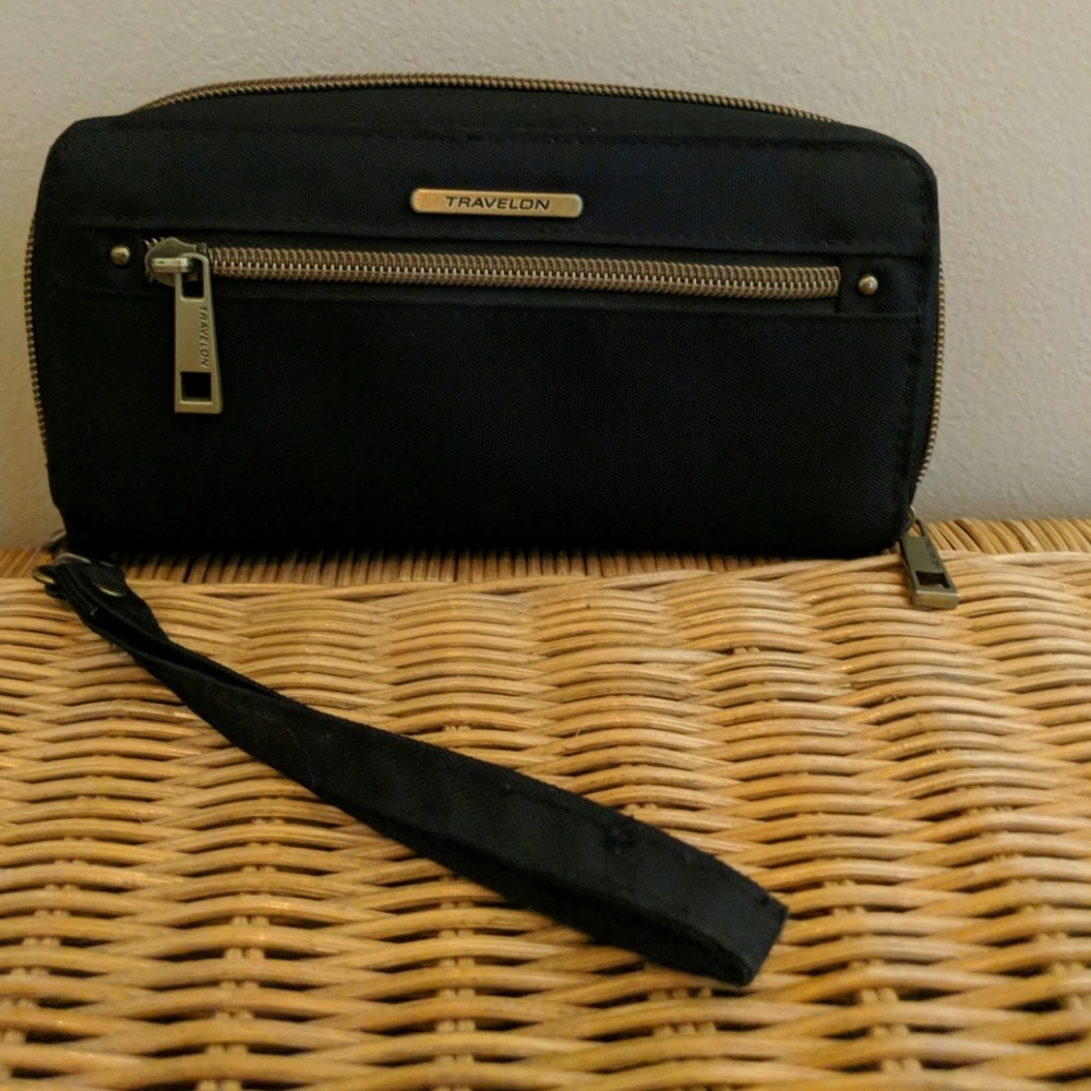 Travelon Wristlet w/ RFID protection